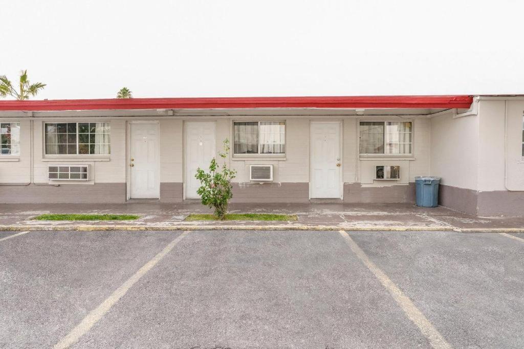 Oyo Gateway Motel Las Vegas North Strip/Fremont St. Area Екстер'єр фото