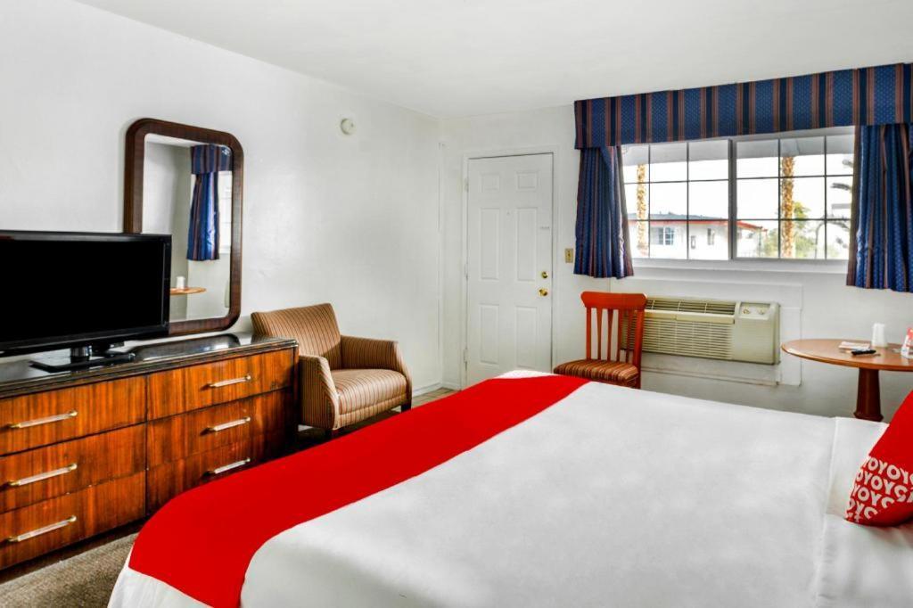 Oyo Gateway Motel Las Vegas North Strip/Fremont St. Area Екстер'єр фото